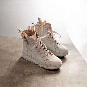Agl made in Italy leather Off-White Lace-Up High Top Boots with double Zip
